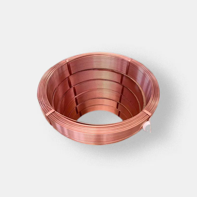 Una fotografía profesional de primer plano de tubos de cobre para HVAC completamente nuevos, perfectamente dispuestos en una fila dentro de una fábrica moderna, enfatizando su calidad y su condición impecable.